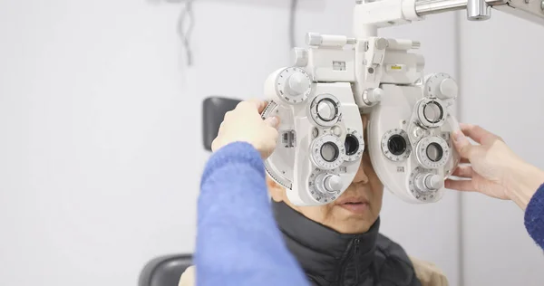 Homem Sênior Fazendo Teste Ocular — Fotografia de Stock