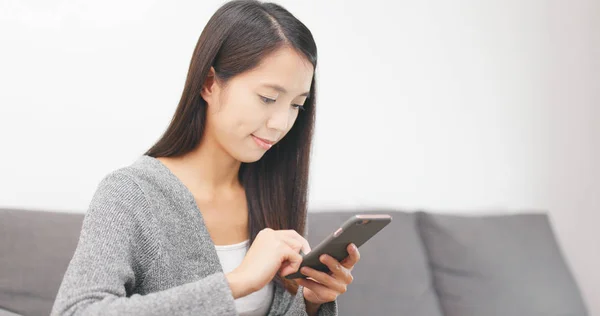 Mujer Usando Smartphone Casa — Foto de Stock