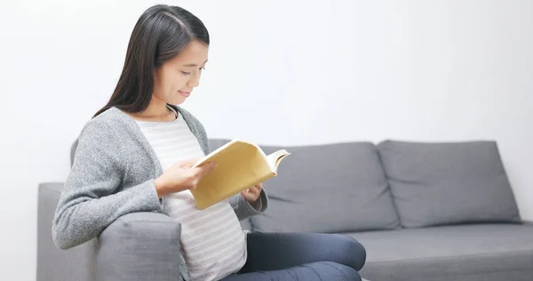 Pregnant Woman Reading Book — Stock Photo, Image