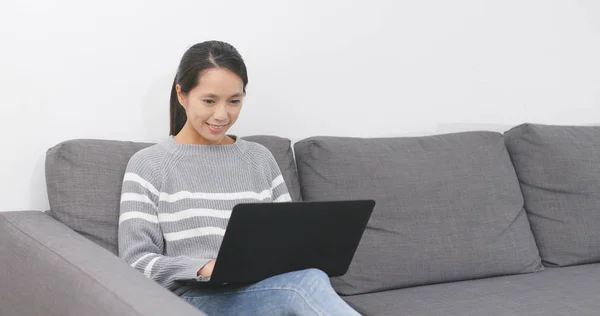 Vrouw Die Laptop Werkt — Stockfoto