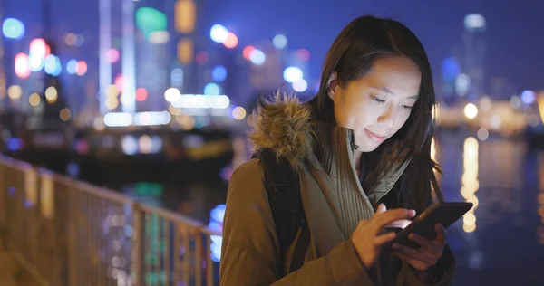 Jovem Mulher Usando Celular Hong Kong Noite — Fotografia de Stock