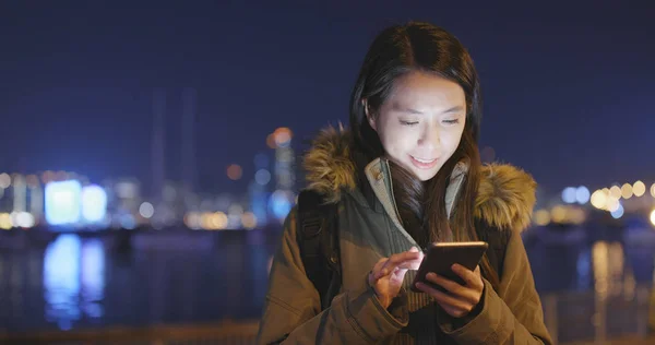 Mujer Usando Celular Hong Kong Por Noche —  Fotos de Stock