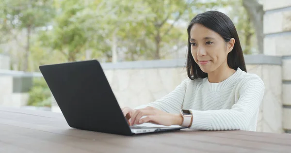 Frau Tippt Freien Auf Notebook — Stockfoto