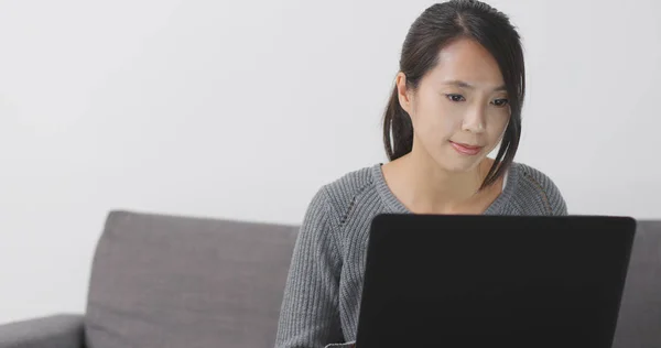 Vrouw Die Laptopcomputer Thuis Werkt — Stockfoto