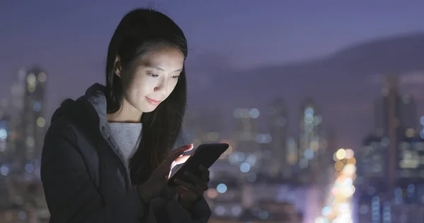 Mujer Usando Teléfono Móvil Sobre Ciudad Por Noche —  Fotos de Stock