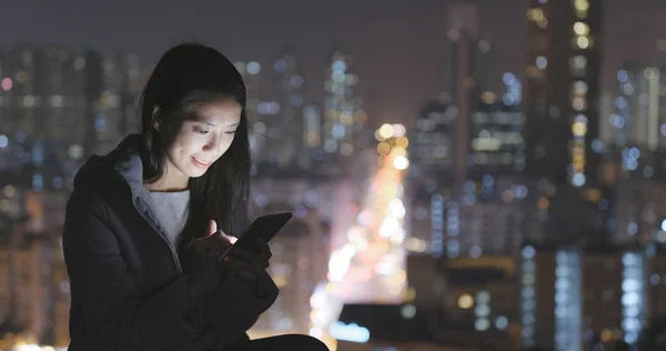 Mulher Usando Telefone Celular Sobre Cidade Noite — Fotografia de Stock