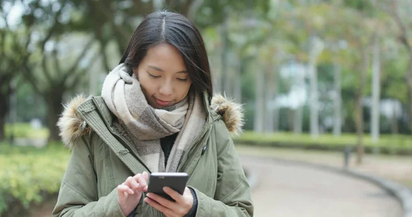 Mujer Enviando Texto Teléfono Celular Aire Libre —  Fotos de Stock