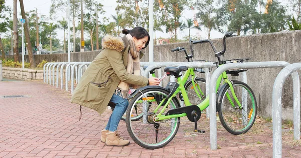 Mujer Usando Bicicleta Compartida Ciudad —  Fotos de Stock