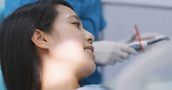 Paciente Conversando Com Dentista Clínica — Fotografia de Stock