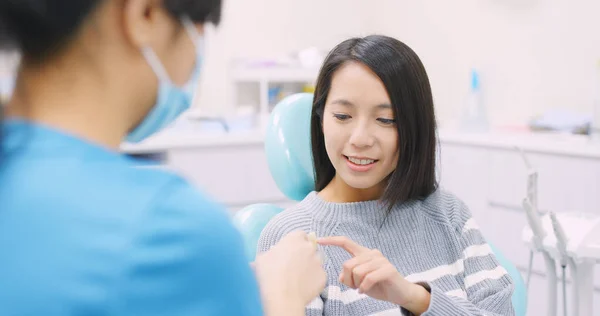 Lääkäri Selittää Prosessi Hampaiden Implantti — kuvapankkivalokuva