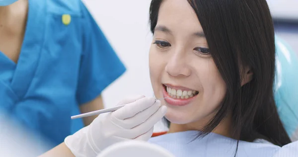 歯科医歯科医に患者の歯を調べること — ストック写真