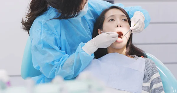 Pasien Kursi Gigi Dan Menjalani Pemeriksaan Gigi — Stok Foto