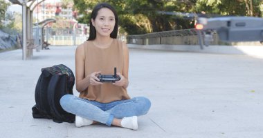 Asyalı kadın Kontrol uçağı 