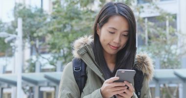 Cep telefonundan mesaj gönderen kadın 