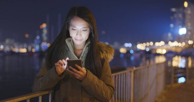 şehirde cep telefonu kullanan kadın 