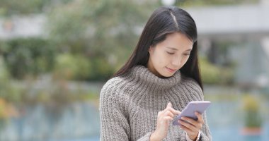 Cep telefonu kullanan kadın 