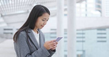 Şehirde cep telefonu kullanan kadın 