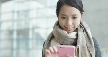 Akıllı telefon kullanan Asyalı kadın 