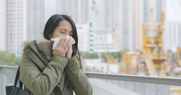 Mujer Estornudando Aire Libre Sobre Fondo Del Sitio Construcción —  Fotos de Stock