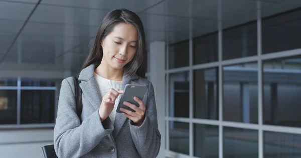 Aziatische Zakenvrouw Met Behulp Van Mobiele Telefoon Buiten — Stockfoto