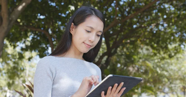 Mulher Usando Computador Tablet Sobre Planta Verde Árvore Fundo — Fotografia de Stock