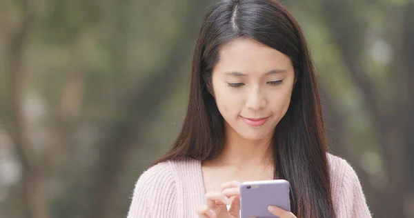 Frau Benutzte Handy — Stockfoto