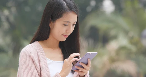 Frau Benutzt Handy Freien — Stockfoto