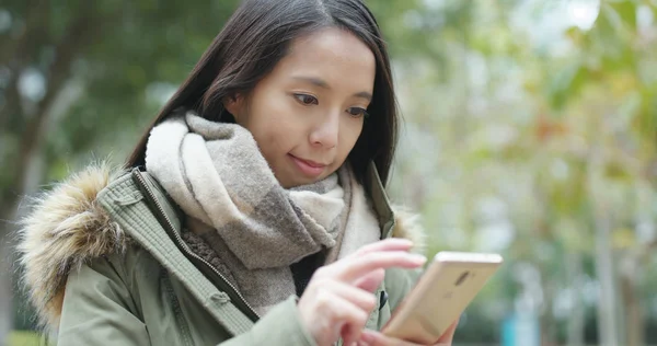 屋外で携帯電話にテキストを送信する女性 — ストック写真