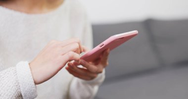 Elinde akıllı telefon kullanan kadın