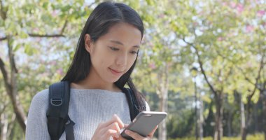 cep telefonu açık, kullanan kadın 