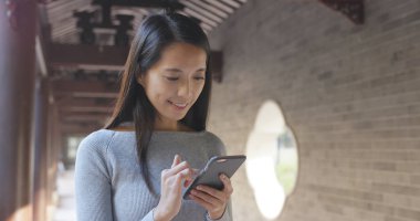 Çin bahçede cep telefonu kullanan kadın 