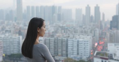 Kendine güvenen kadın city adlı arıyor 