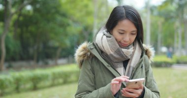 Akşam cep telefonu kullanan kadın 