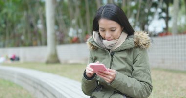 Cep telefonu kullanan kadın 