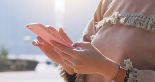 Donna Che Utilizza Telefono Cellulare All Aperto — Foto Stock