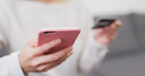 Mulher Usando Telefone Celular Para Compras Line Com Cartão Crédito — Fotografia de Stock