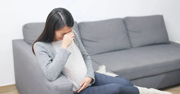 Jonge Zwangere Vrouw Verdrietig Thuis — Stockfoto