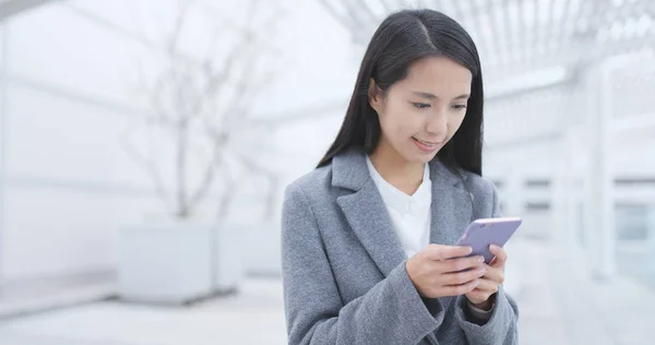 Zakenvrouw Verzenden Sms Mobiel Buiten — Stockfoto