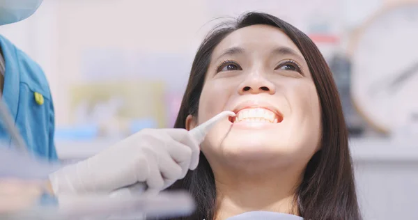 Woman Dentist Working Her Patients Teeth — Stock Photo, Image