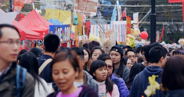 Victoria Park, Hong Kong - 13 Şubat 2018: geleneksel ay yeni yıl fuara kalabalık halkı 