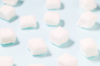 Mavi zemin üzerine beyaz krema