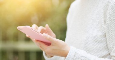 Smartphone, açık kullanan kadın 