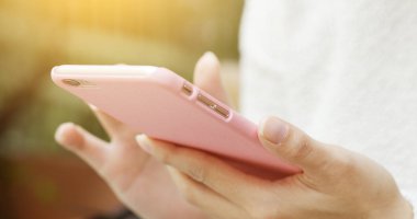 Kadın cep telefonuna bak. 