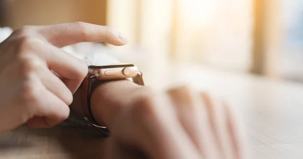 Woman Using Smart Watch Coffee Shop — Stock Photo, Image