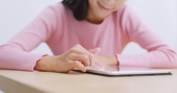 Evde Dijital Tablet Bilgisayar Kullanan Kadın — Stok fotoğraf