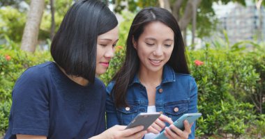 Genç kadın arkadaşlar cep telefonları birlikte açık kullanma 