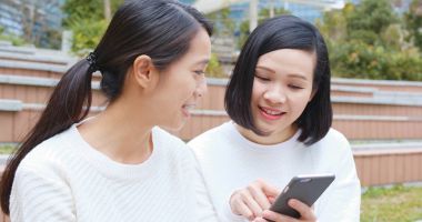 Kız arkadaşlar cep telefonu birlikte kullanma 