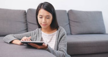 evde tablet bilgisayar kullanan kadın 