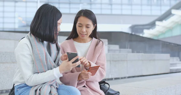 Ragazza Amici Condivisione Sui Telefoni Cellulari Insieme All Aperto — Foto Stock