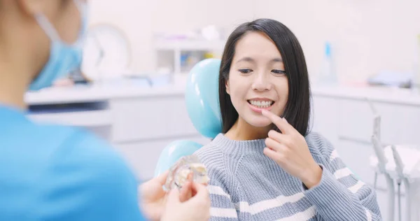 Médico Explicar Proceso Implante Dientes — Foto de Stock